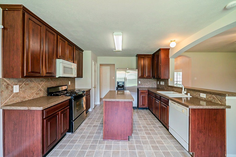 Photo 4 of 35 - 2731 Briarloch Ln, Houston, TX 77073