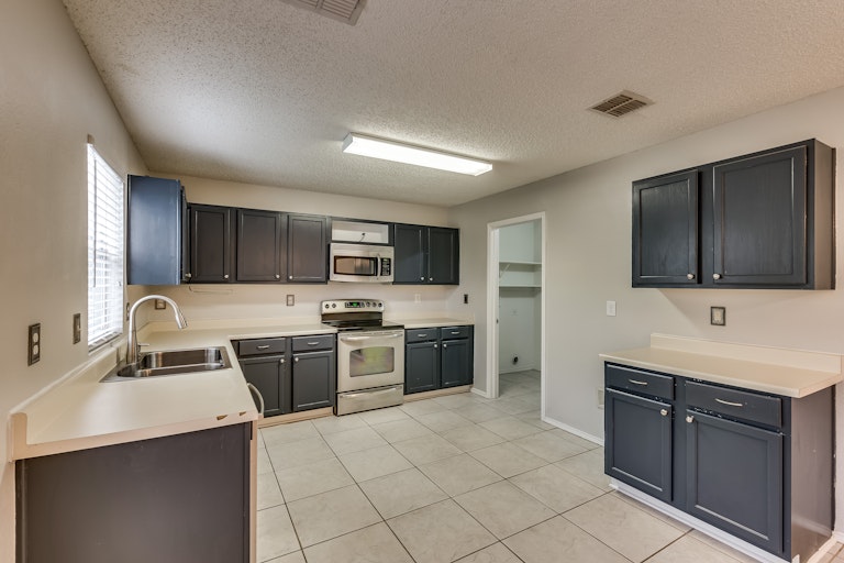 Photo 7 of 31 - 1312 Rambling Brook Trl, Denton, TX 76210
