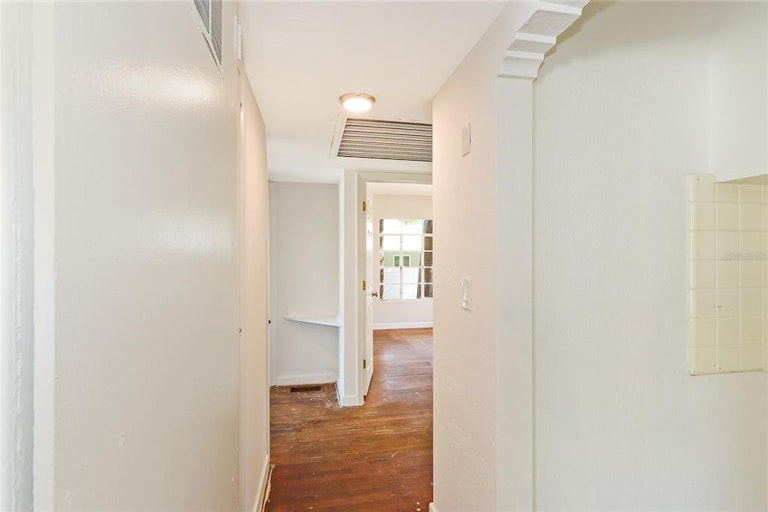 Photo 15 of 35 - 2601 Upton St S, Gulfport, FL 33711