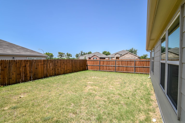 Photo 31 of 34 - 437 Magma Dr, Fort Worth, TX 76131