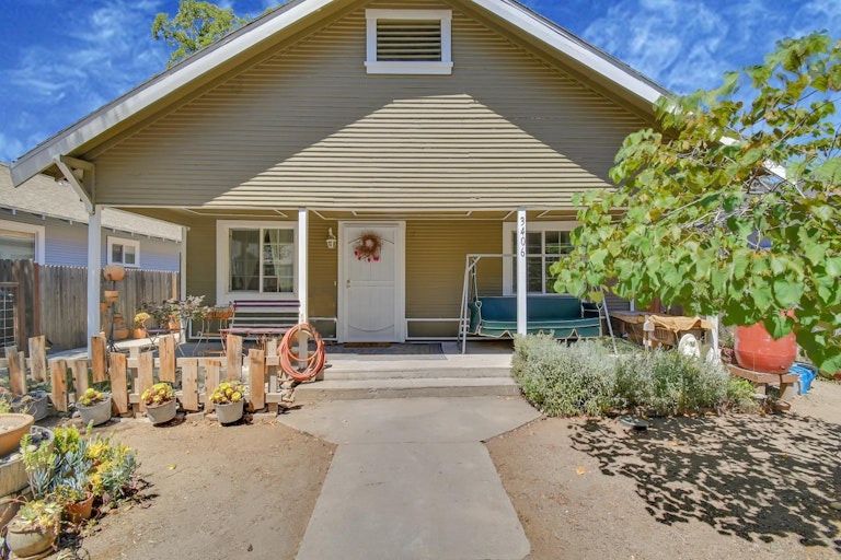 Photo 1 of 28 - 3406 40th St, Sacramento, CA 95817