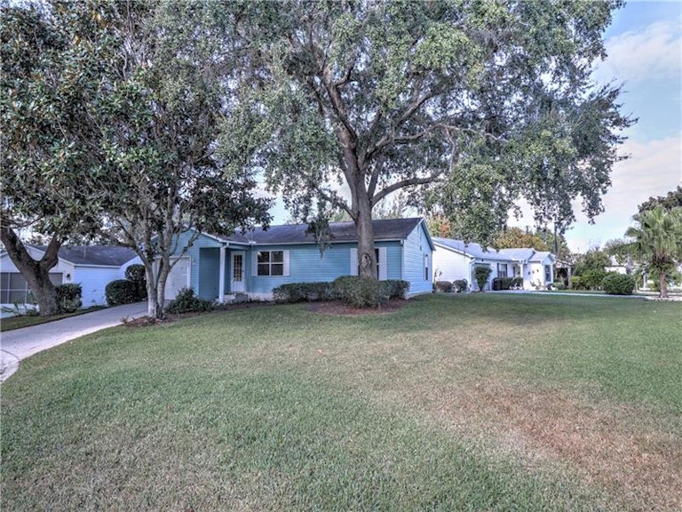 Photo 1 of 25 - 1501 Alfonso Ln, Lady Lake, FL 32159