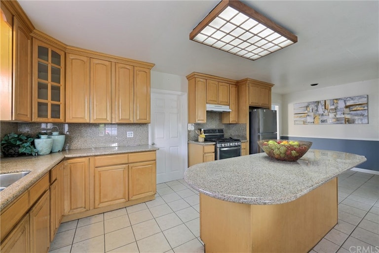 Photo 14 of 46 - 738 S Hollenbeck St, West Covina, CA 91791