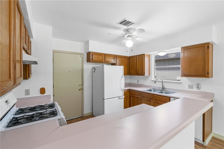 Photo 12 of 30 - 8801 Piney Creek Bnd, Austin, TX 78745