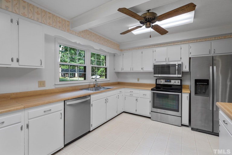 Photo 6 of 38 - 408 Chadwick Dr, Raleigh, NC 27609