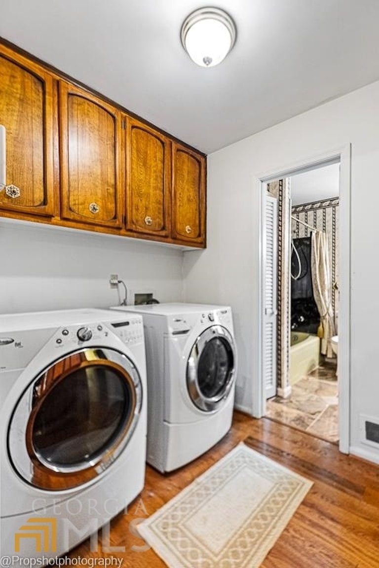 Photo 13 of 27 - 2924 Cherry Blossom Ln, Atlanta, GA 30344