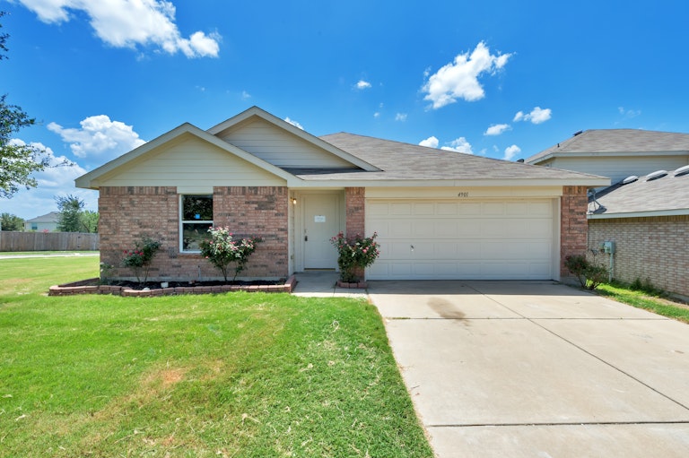 Photo 1 of 22 - 4901 Parkview Hills Ln, Fort Worth, TX 76179