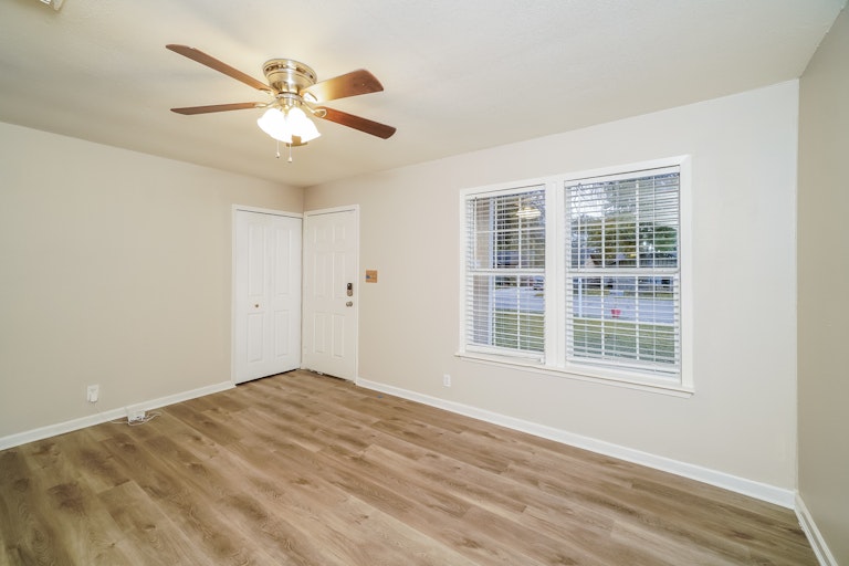 Photo 3 of 25 - 7115 Glen Trl, San Antonio, TX 78239
