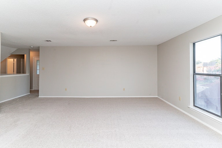 Photo 23 of 34 - 925 Ashmount Ln, Arlington, TX 76017