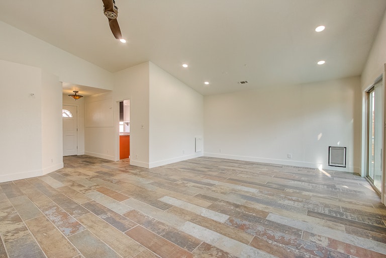 Photo 15 of 32 - 6724 Folkstone Way, Elk Grove, CA 95758
