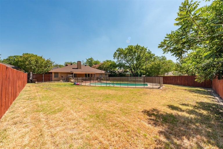 Photo 9 of 23 - 3805 Glenmont Dr, Fort Worth, TX 76133