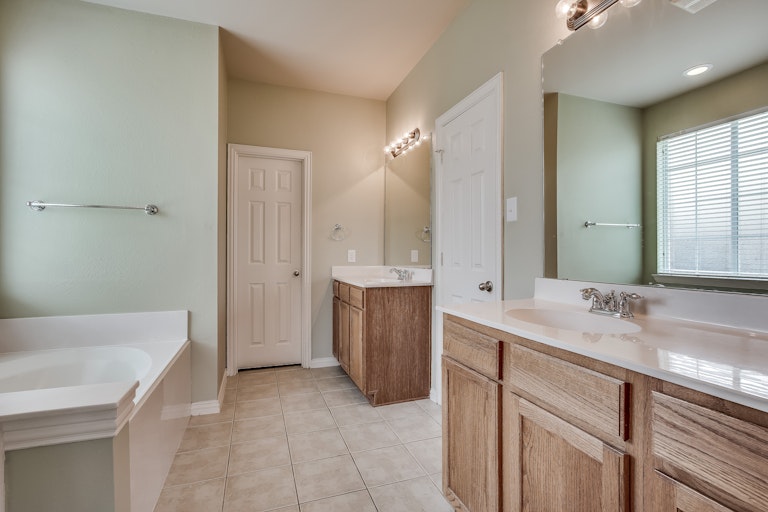 Photo 16 of 31 - 2441 Deerwood Dr, Little Elm, TX 75068