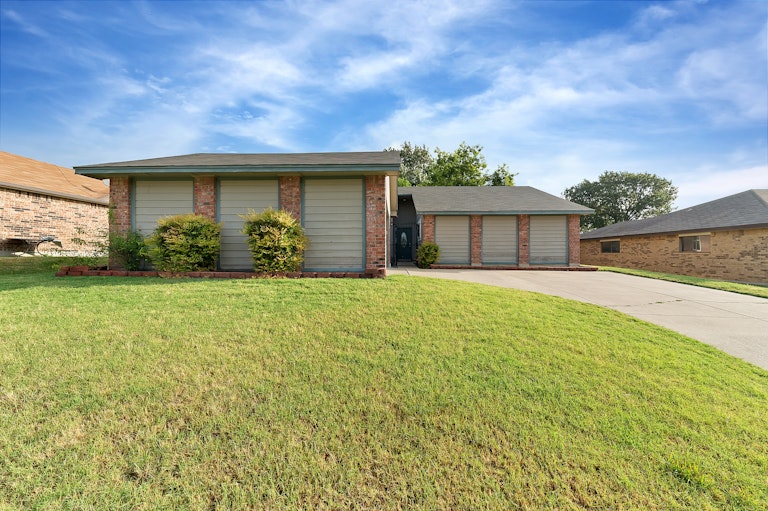 Photo 1 of 26 - 10228 Powder Horn Rd, Fort Worth, TX 76108