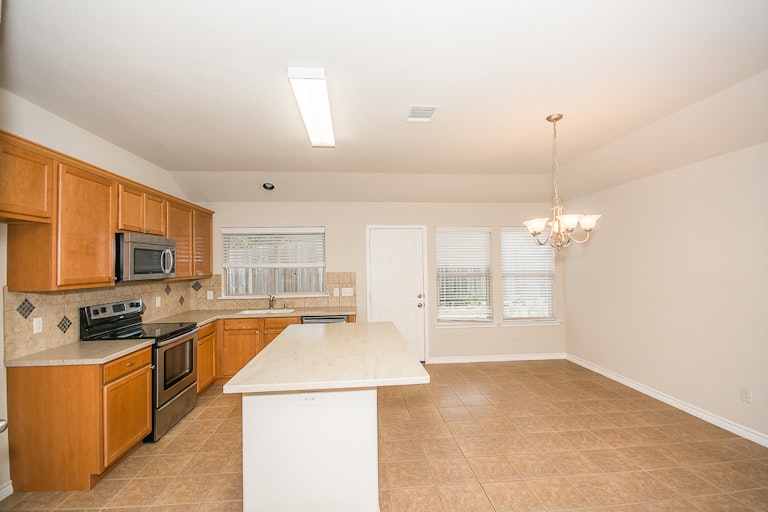 Photo 7 of 27 - 6076 Cedar Glen Dr, Grand Prairie, TX 75052