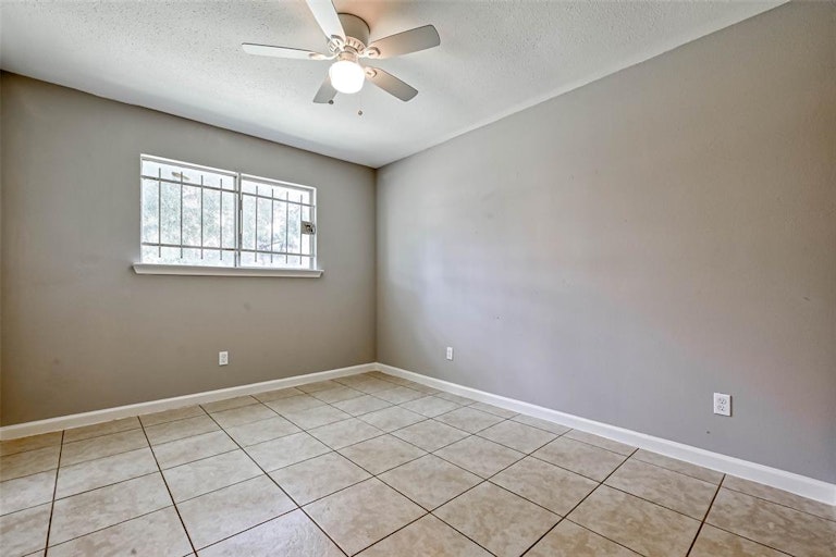 Photo 19 of 32 - 8638 Valley Flag Dr, Houston, TX 77078