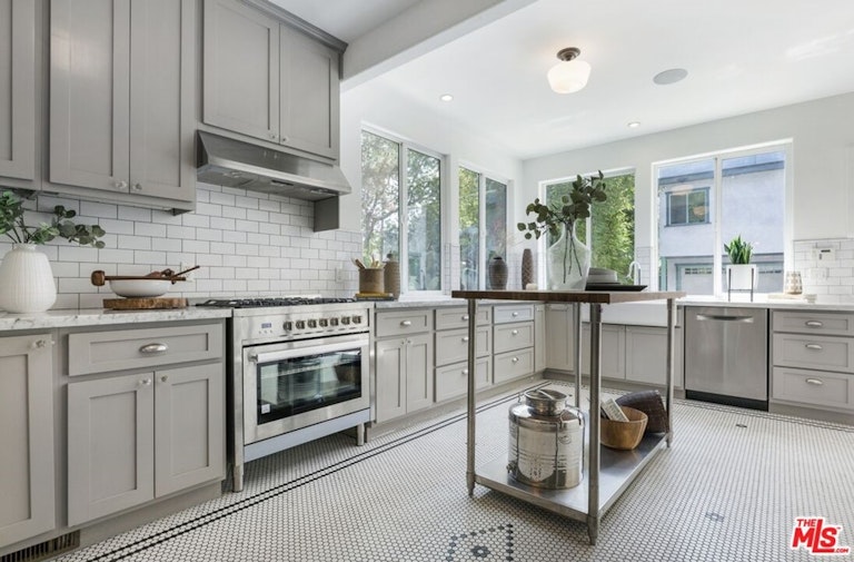 Photo 19 of 49 - 641 N Mariposa Ave, Los Angeles, CA 90004