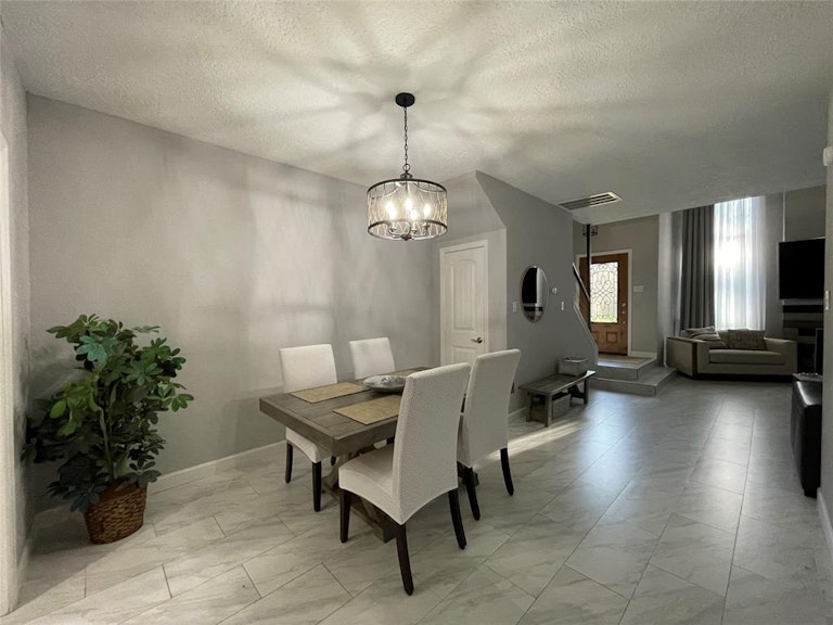 Photo 8 of 28 - 672 N Eldridge Pkwy, Houston, TX 77079