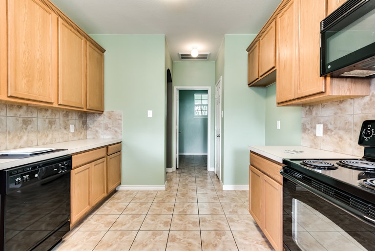 Photo 9 of 37 - 229 Willowlake Dr, Little Elm, TX 75068
