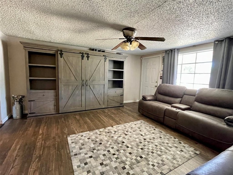 Photo 6 of 26 - 131 N Roe St, Fort Worth, TX 76108