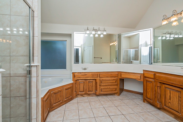 Photo 4 of 25 - 5557 Greenview Ct, North Richland Hills, TX 76148