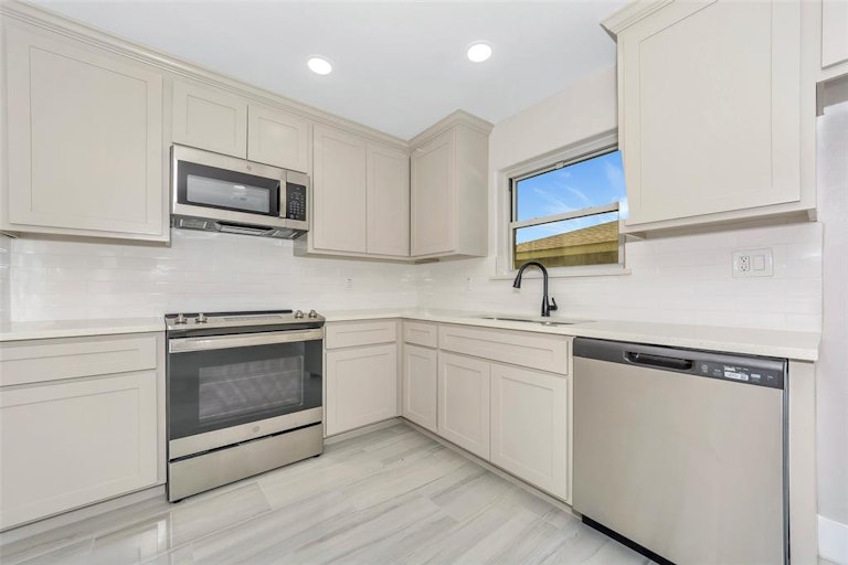 Photo 2 of 34 - 1341 Stafford Dr, Fort Worth, TX 76134