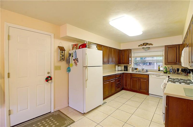 Photo 12 of 19 - 245 E Beach St, Groveland, FL 34736