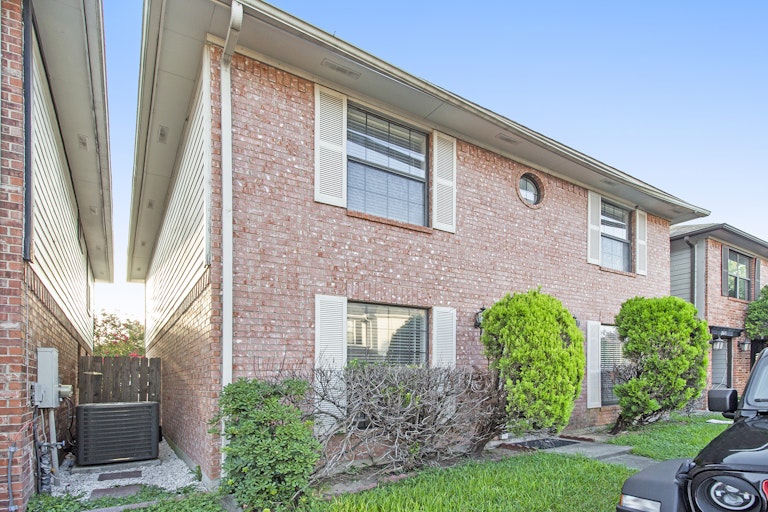 Photo 1 of 17 - 8613 Mapletwist St, Houston, TX 77083