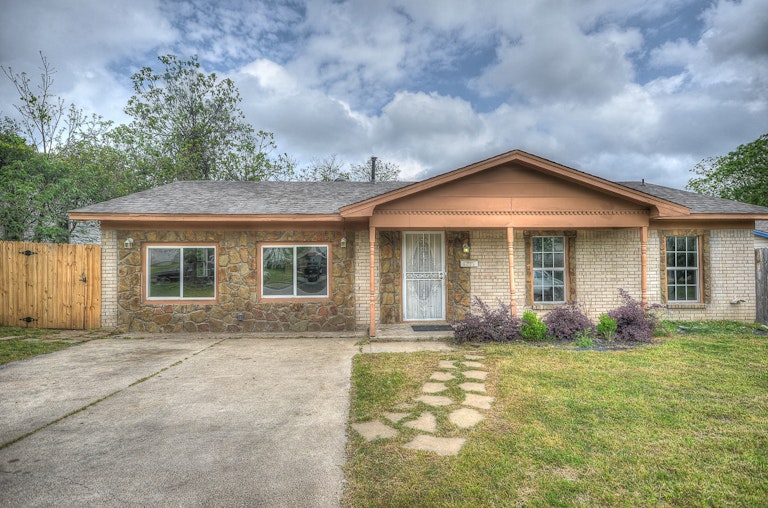 Photo 1 of 24 - 4205 Brambleton Pl, Forest Hill, TX 76119