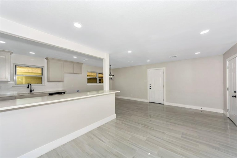 Photo 9 of 34 - 1341 Stafford Dr, Fort Worth, TX 76134