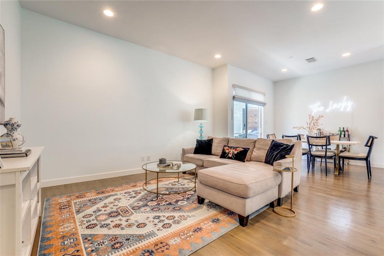 Photo 5 of 13 - 2107 Bennett Ave, Dallas, TX 75206
