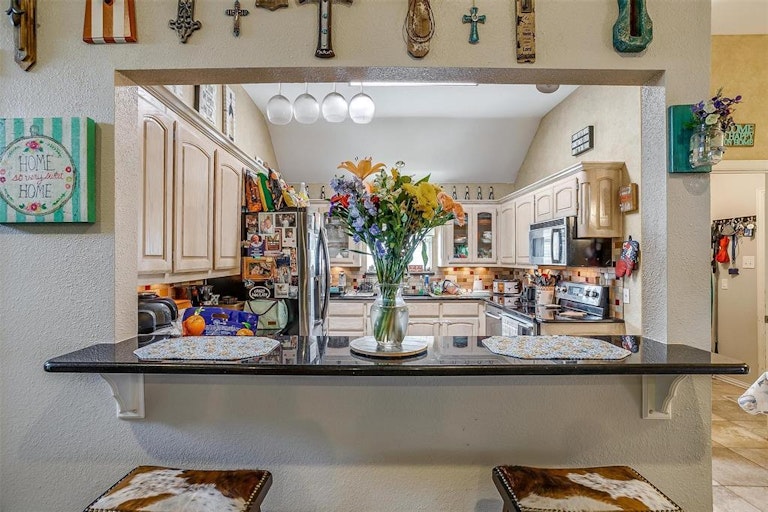 Photo 14 of 40 - 509 Arbor Lawn Dr, Burleson, TX 76028