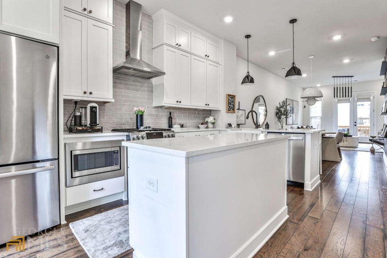 Photo 12 of 42 - 4213 Deming Cir, Atlanta, GA 30342