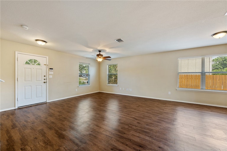 Photo 9 of 39 - 204 Debbie Ann Dr, Leander, TX 78641