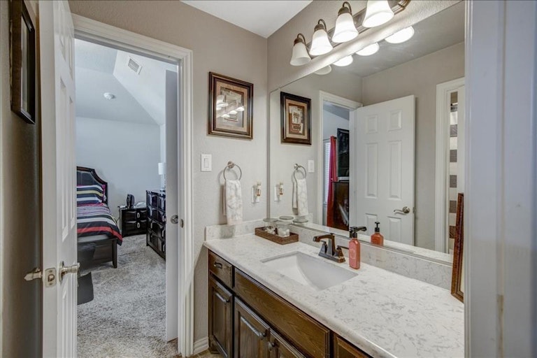 Photo 34 of 40 - 6413 Glenwick Dr, Fort Worth, TX 76123