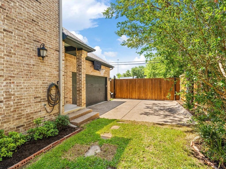 Photo 30 of 31 - 5421 Pershing Ave, Fort Worth, TX 76107