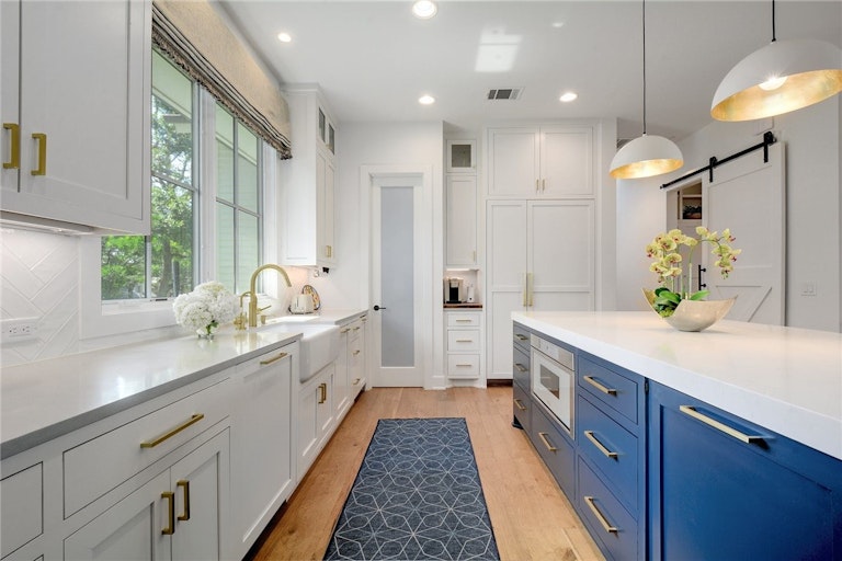 Photo 9 of 40 - 5001 Rollingwood Dr, West Lake Hills, TX 78746