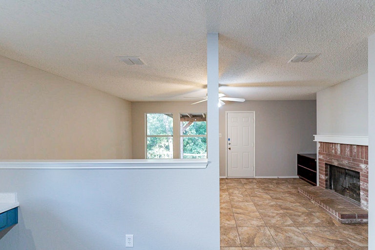 Photo 13 of 34 - 7813 Shoal Bnd, Denton, TX 76210