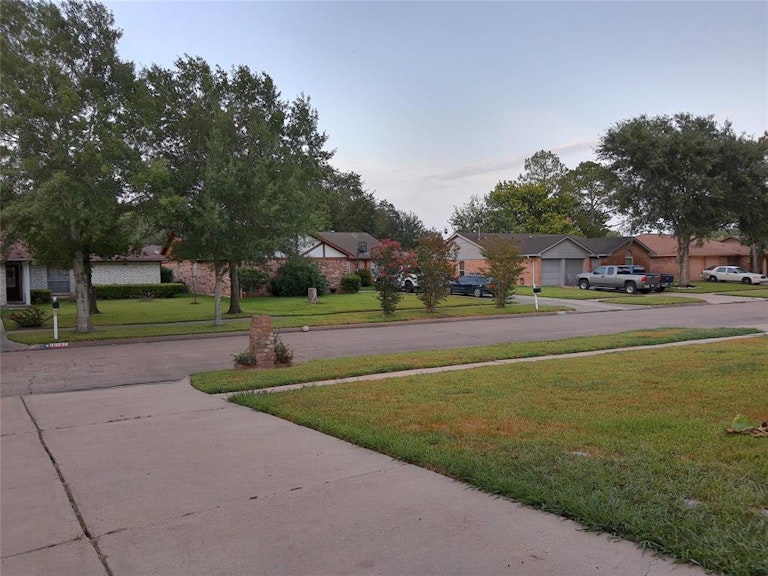 Photo 33 of 39 - 10706 Sageyork Dr, Houston, TX 77089