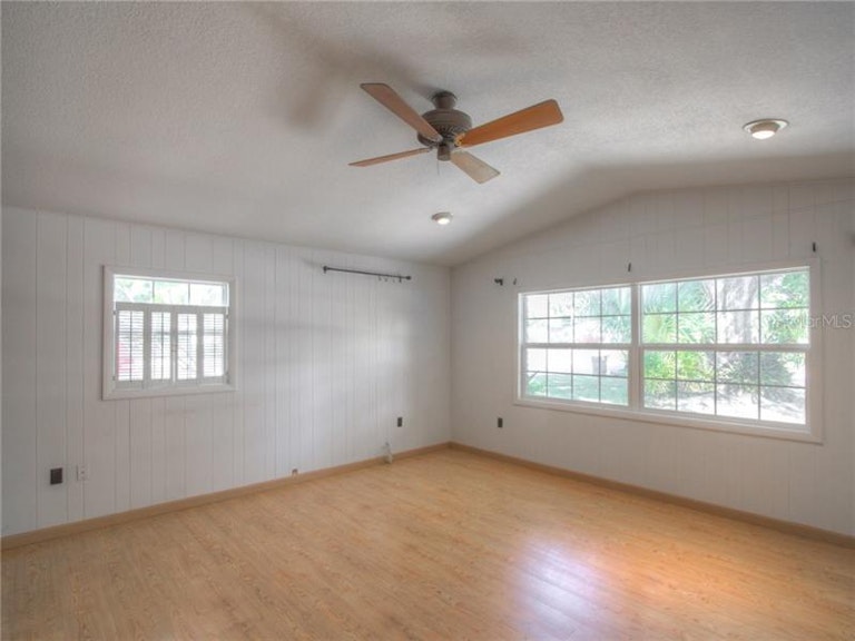 Photo 10 of 23 - 111 Volusia Dr, Winter Haven, FL 33884