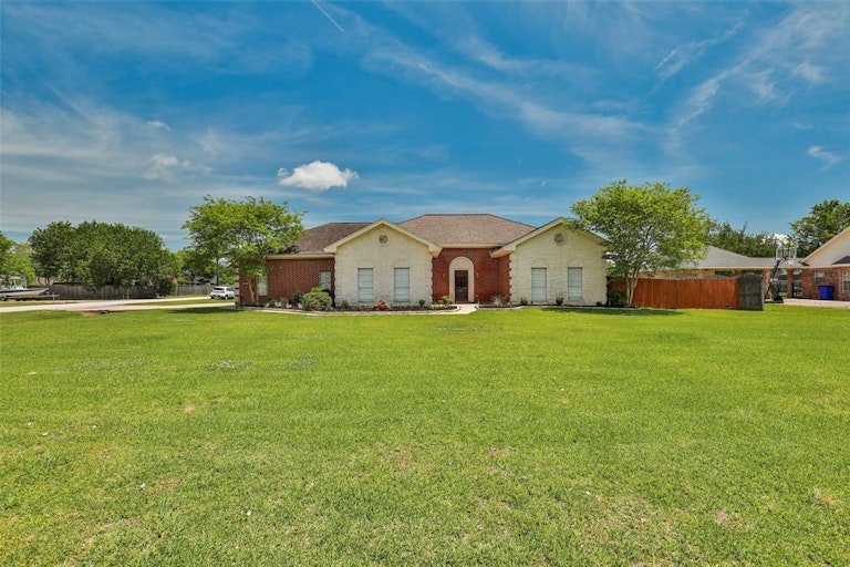 Photo 3 of 24 - 5903 Plantation Dr, Baytown, TX 77523