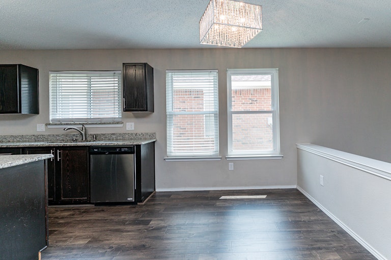 Photo 7 of 19 - 2552 Pilgrim Rest Dr, Dallas, TX 75237
