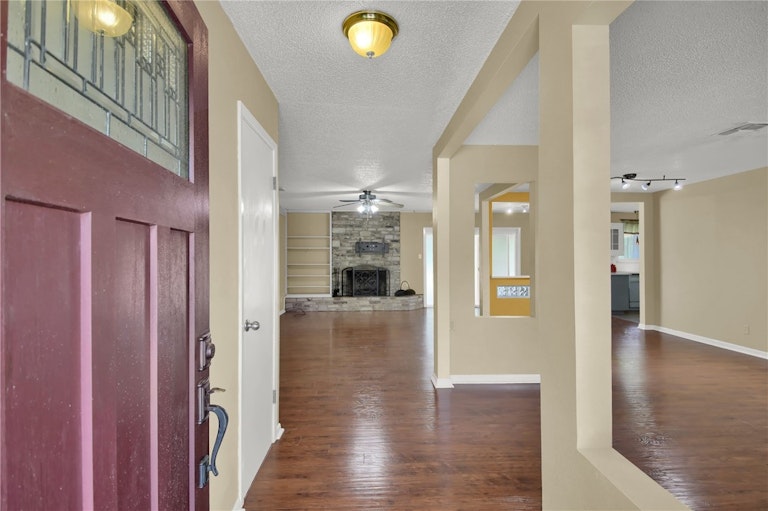 Photo 4 of 36 - 1107 Rebbeca Dr, Austin, TX 78758
