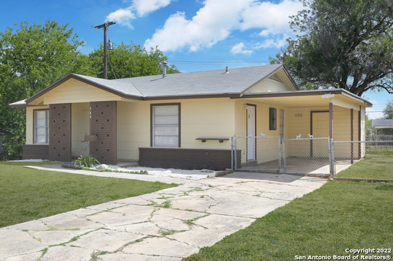Photo 1 of 15 - 546 Prestwick Blvd, San Antonio, TX 78223