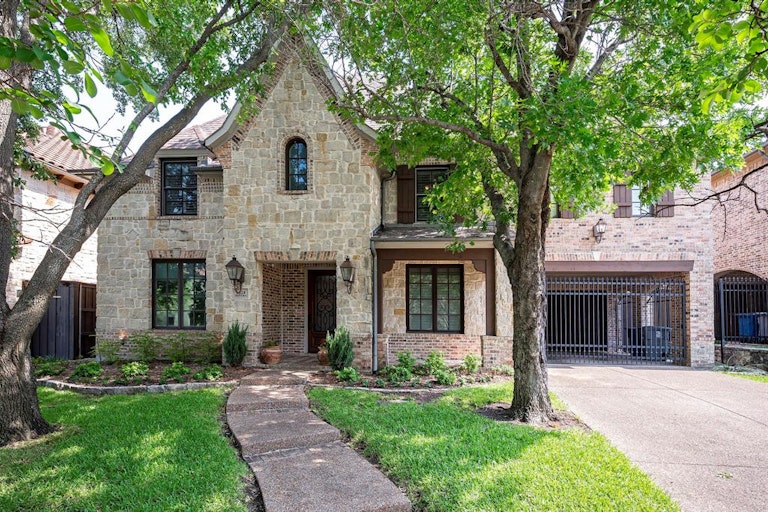 Photo 1 of 40 - 6624 Sondra Dr, Dallas, TX 75214
