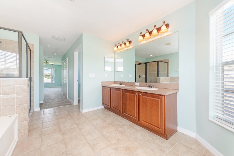 Photo 6 of 17 - 8443 Carriage Pointe Dr, Gibsonton, FL 33534