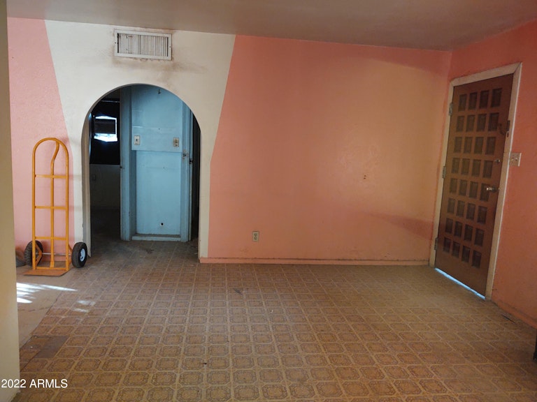 Photo 5 of 20 - 3811 S 9th St, Phoenix, AZ 85040