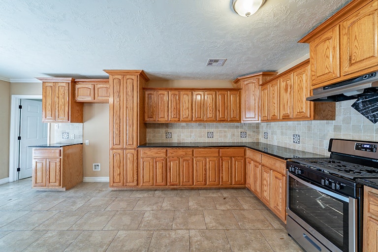 Photo 9 of 29 - 8234 Glen Valley Dr, Houston, TX 77061
