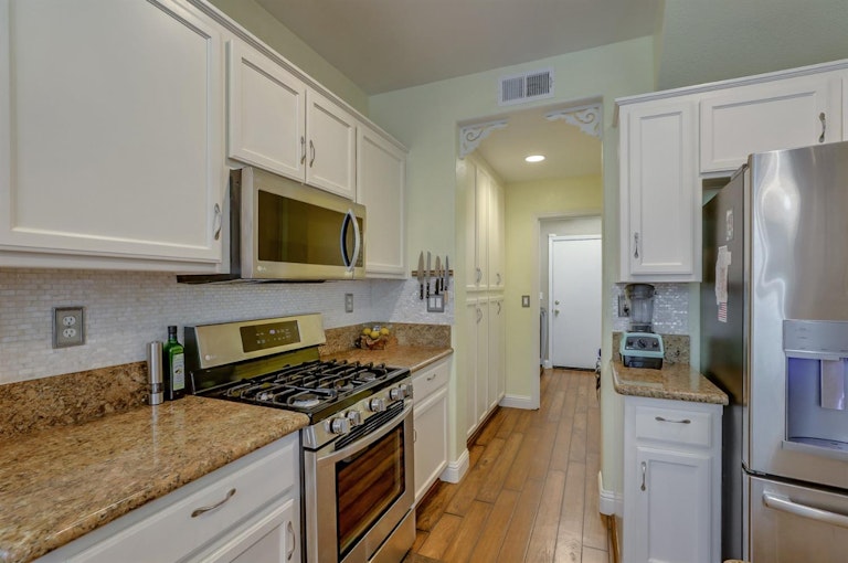 Photo 17 of 54 - 5071 Tuckerman Way, Sacramento, CA 95835