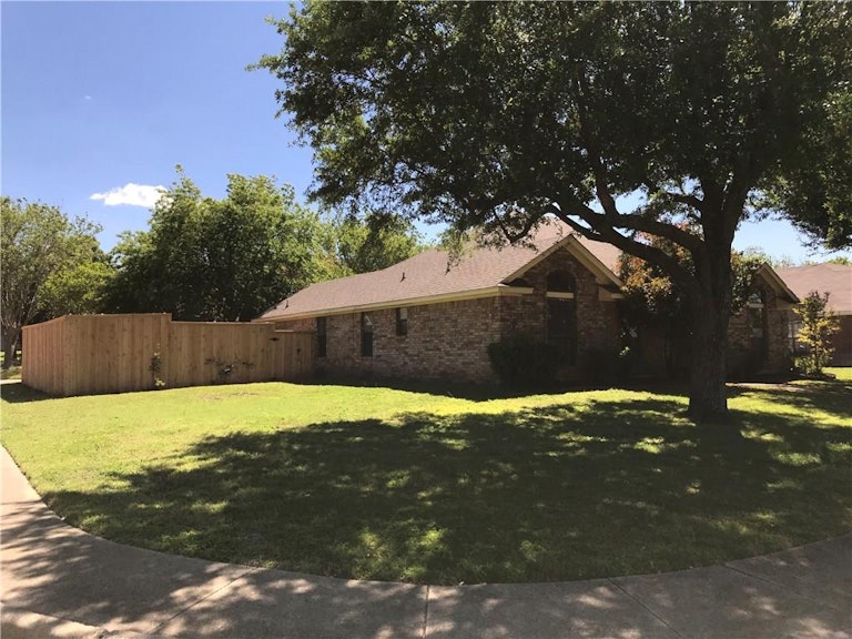 Photo 4 of 30 - 516 Tealridge Ln, Desoto, TX 75115