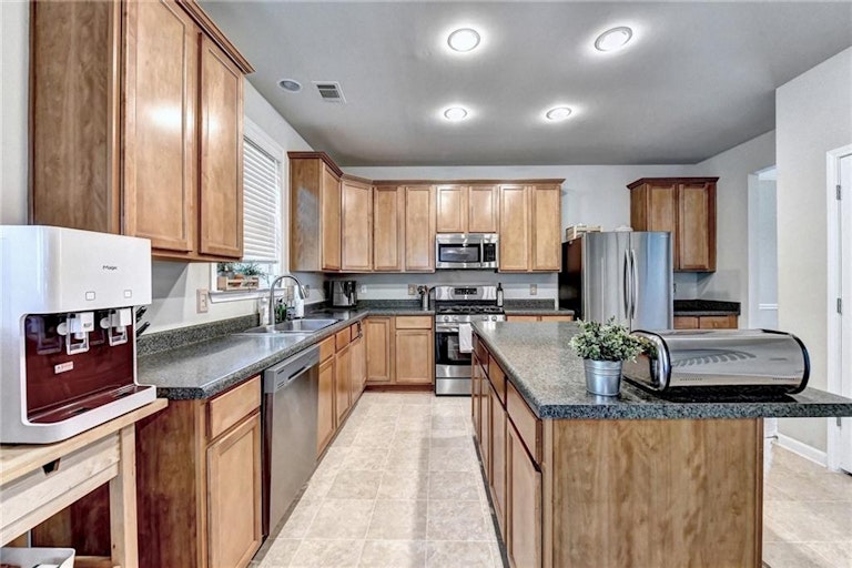 Photo 11 of 38 - 342 Rutlidge Park Ln, Suwanee, GA 30024